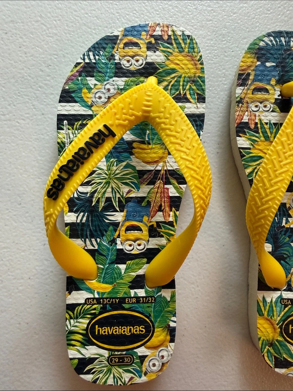 Havaianas Kids Yellow Minions Tropical Flip Flops - Green Leaf Print
